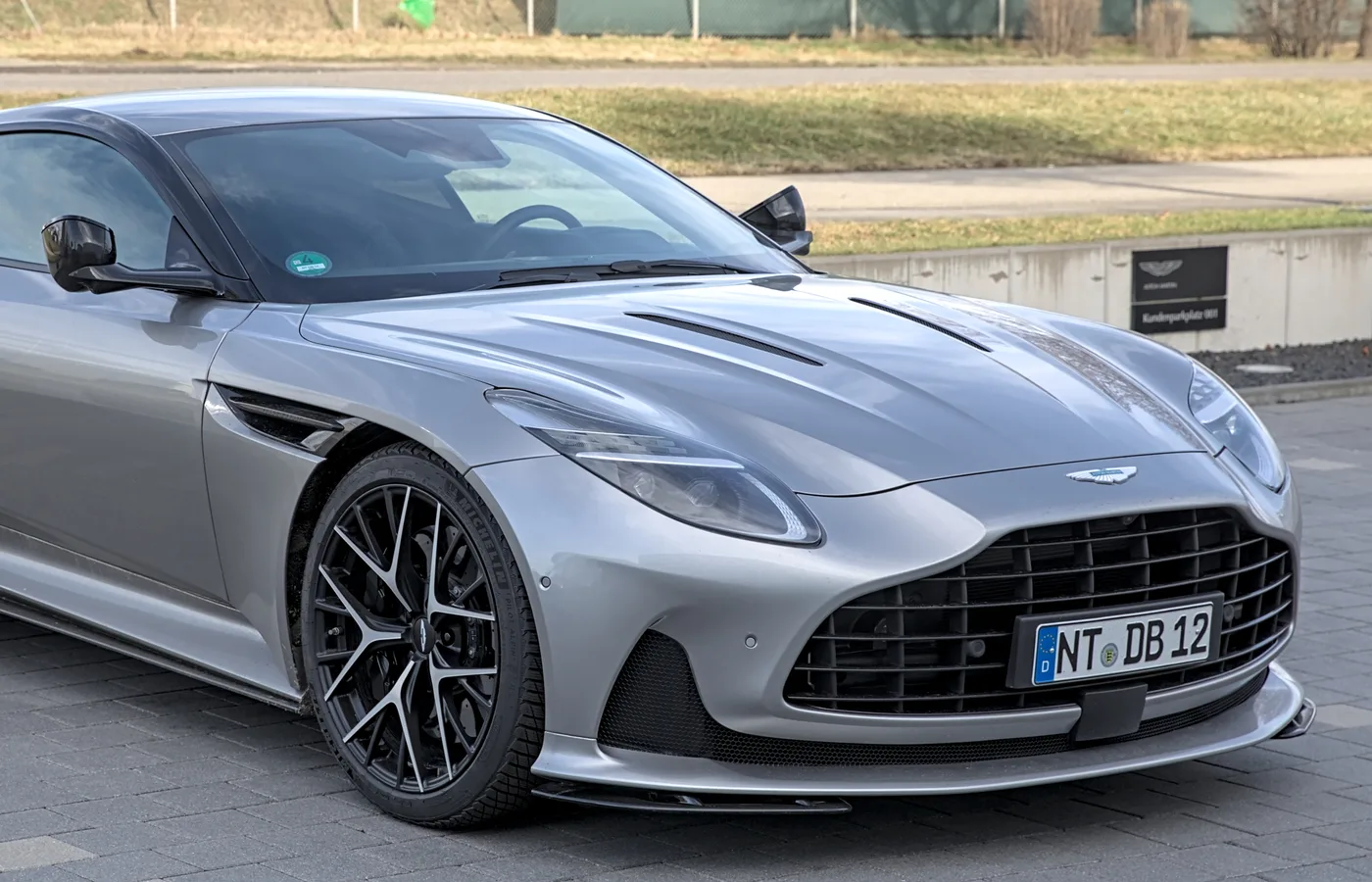 Aston Martin DB12, vue extérieure du modèle