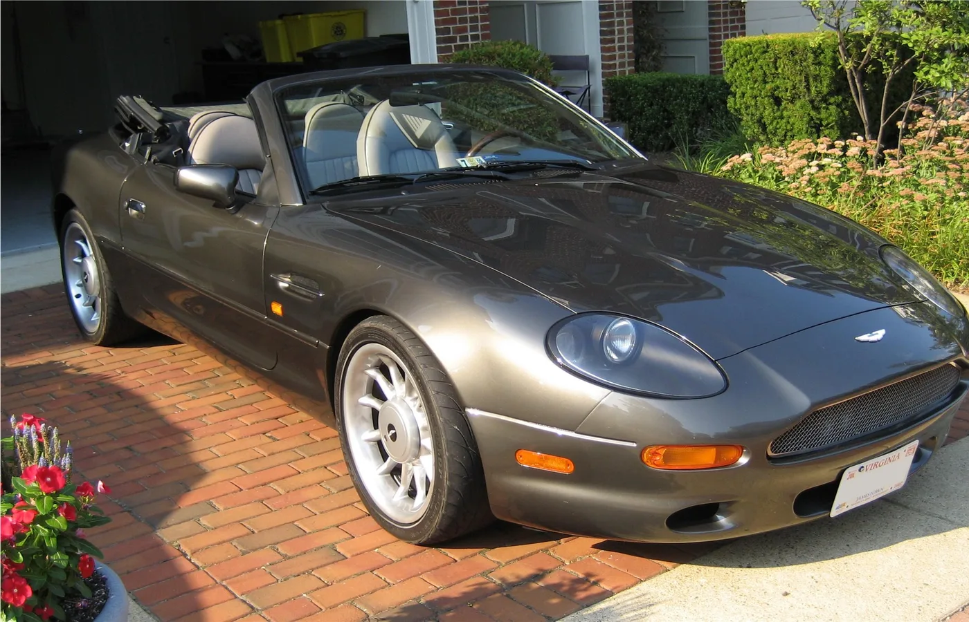 Aston Martin DB7, vue extérieure du modèle