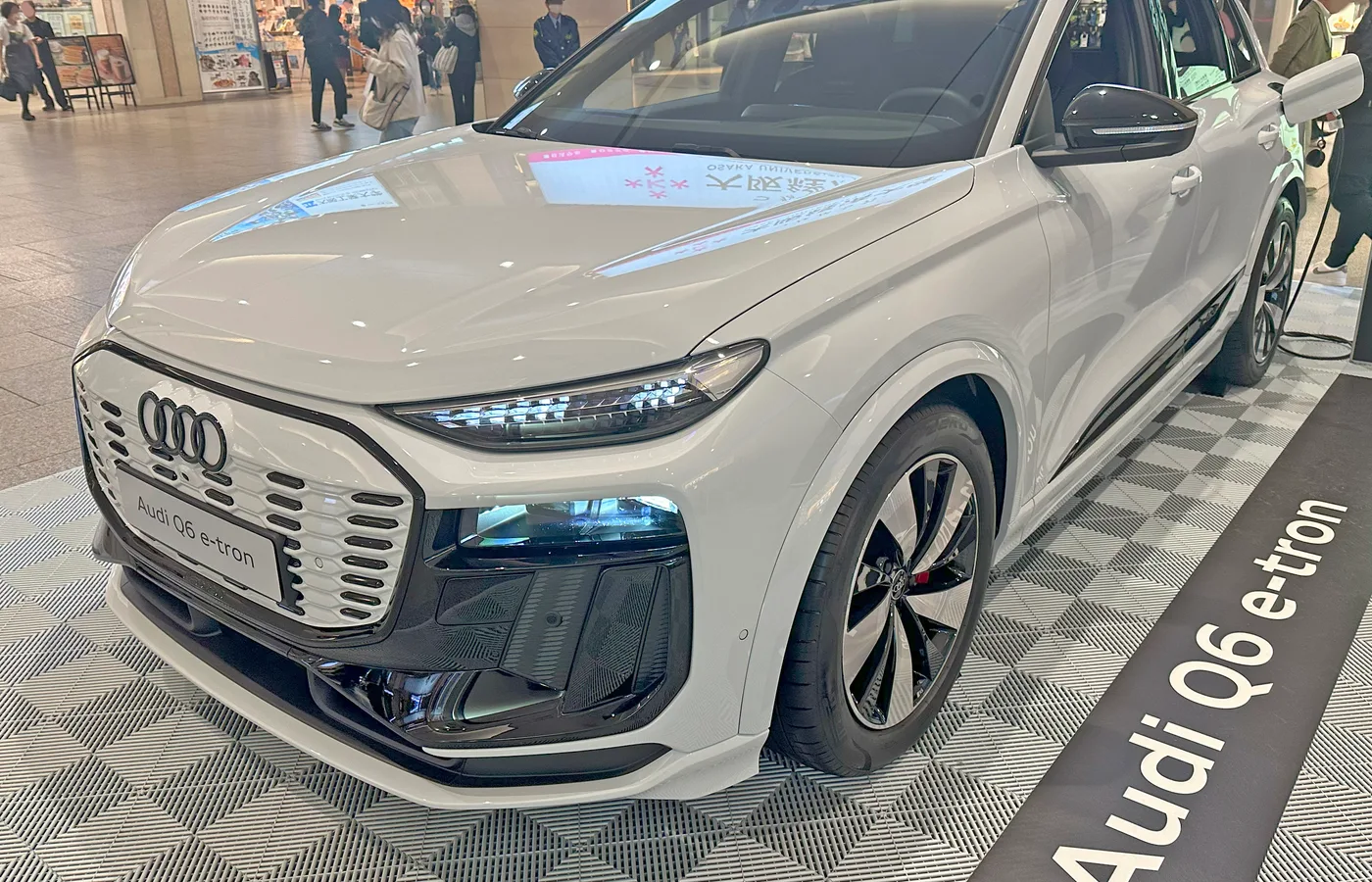 Audi SQ6 SPORTBACK E-TRON, vue extérieure du modèle ou d'une variante proche