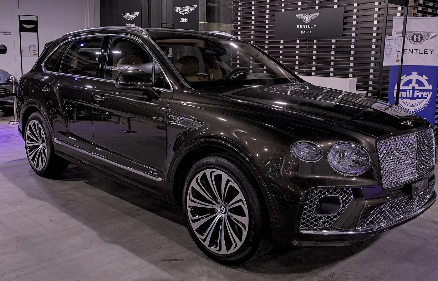 Bentley BENTAYGA PHEV, vue extérieure du modèle ou d'une variante proche