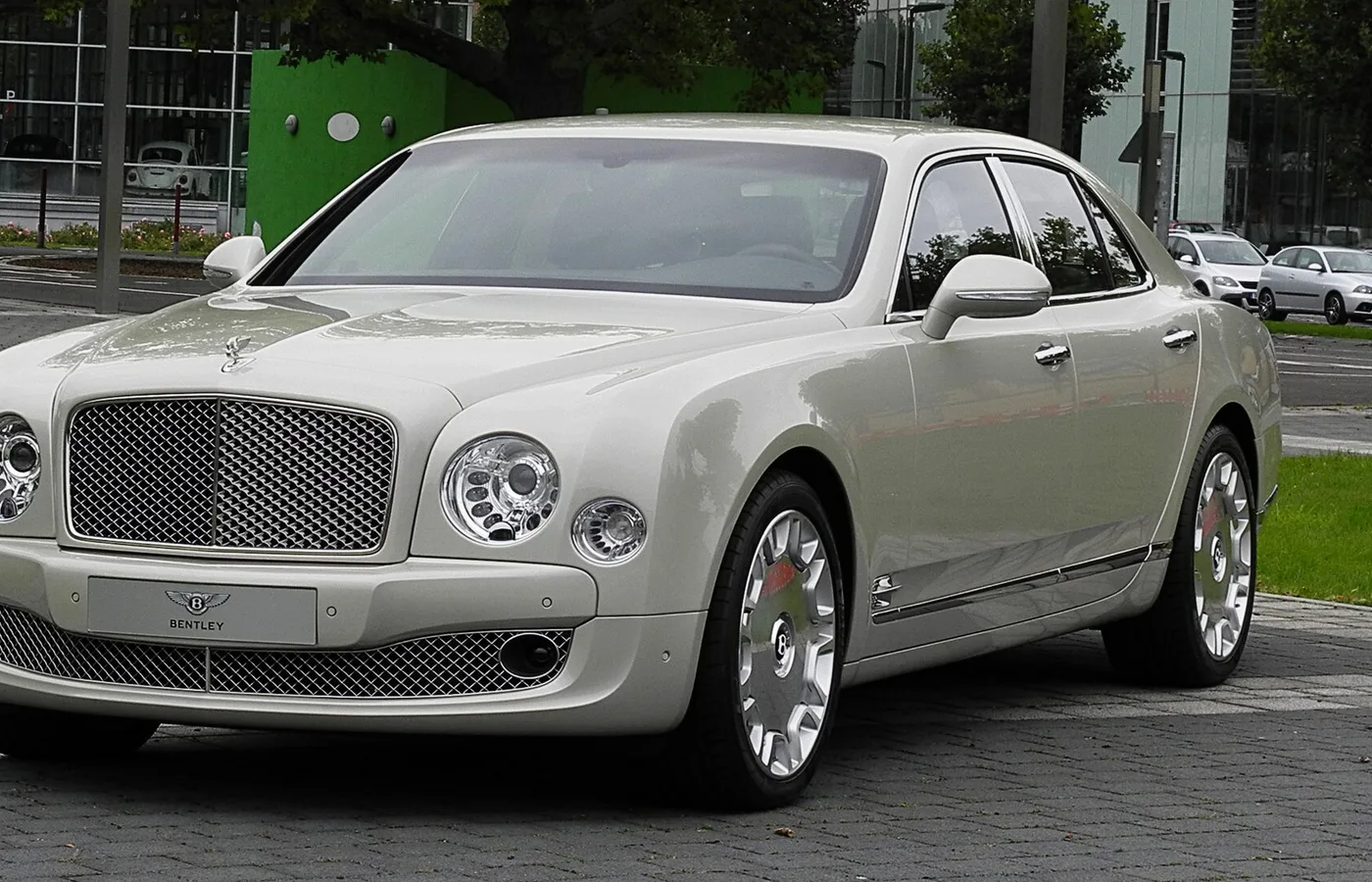 Bentley MULSANNE EXTENDED, vue extérieure du modèle ou d'une variante proche
