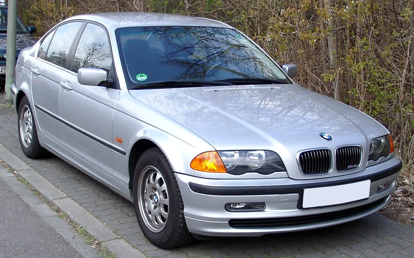 BMW 318ti, vue extérieure du modèle ou d'une variante proche