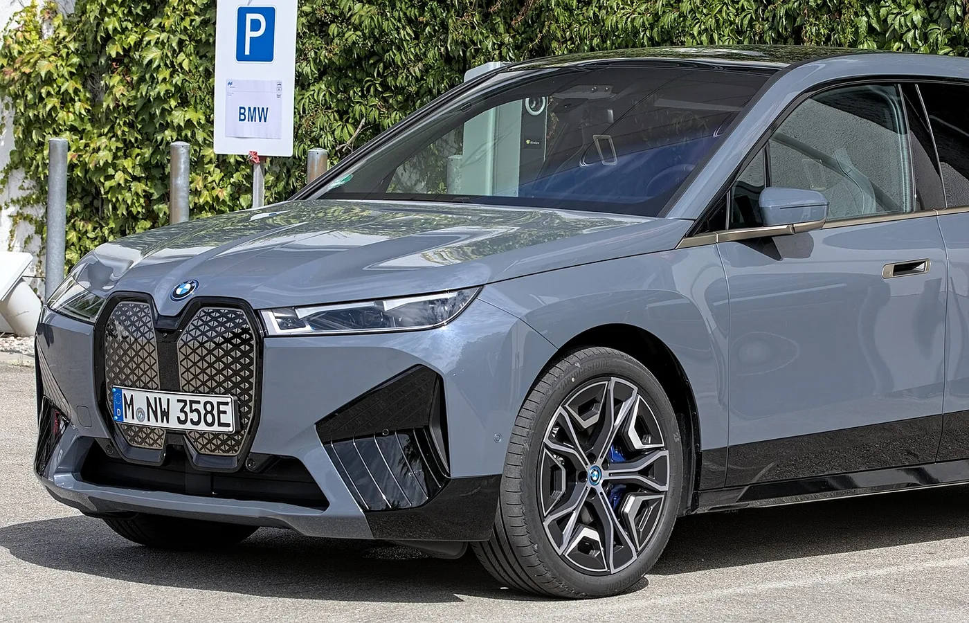 BMW IX, vue extérieure du modèle