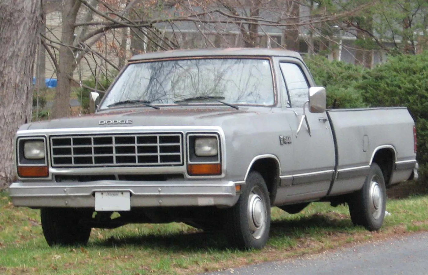 Dodge RAM 1500 CREW CAB, vue extérieure du modèle ou d'une variante proche
