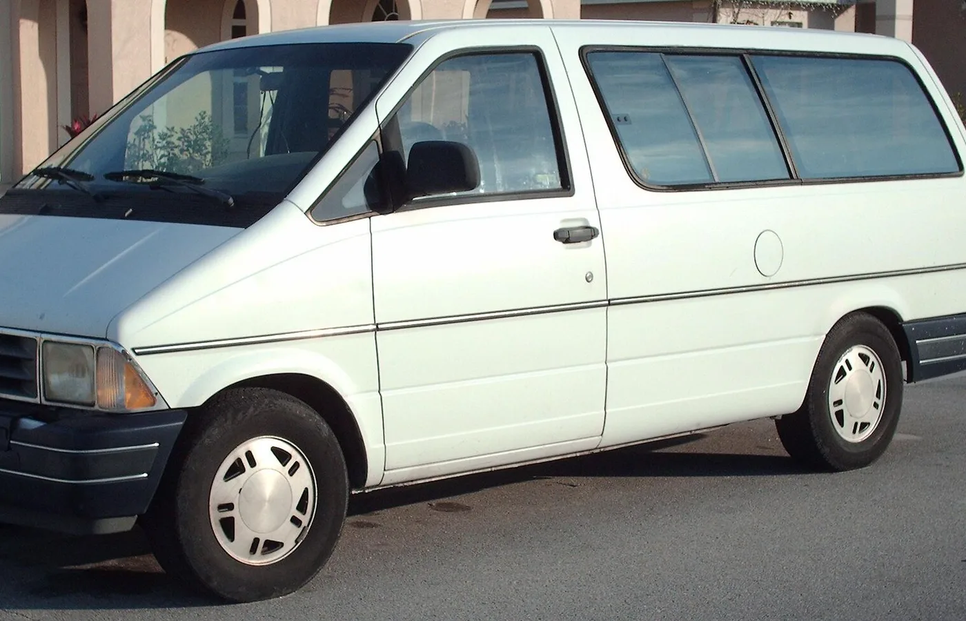 Ford Aerostar, vue extérieure du modèle