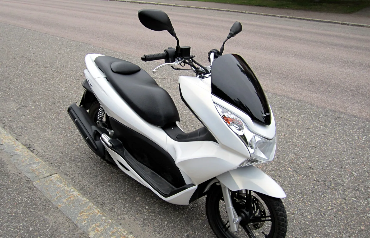 Honda Forza 350, vue extérieure du modèle ou d'une variante proche