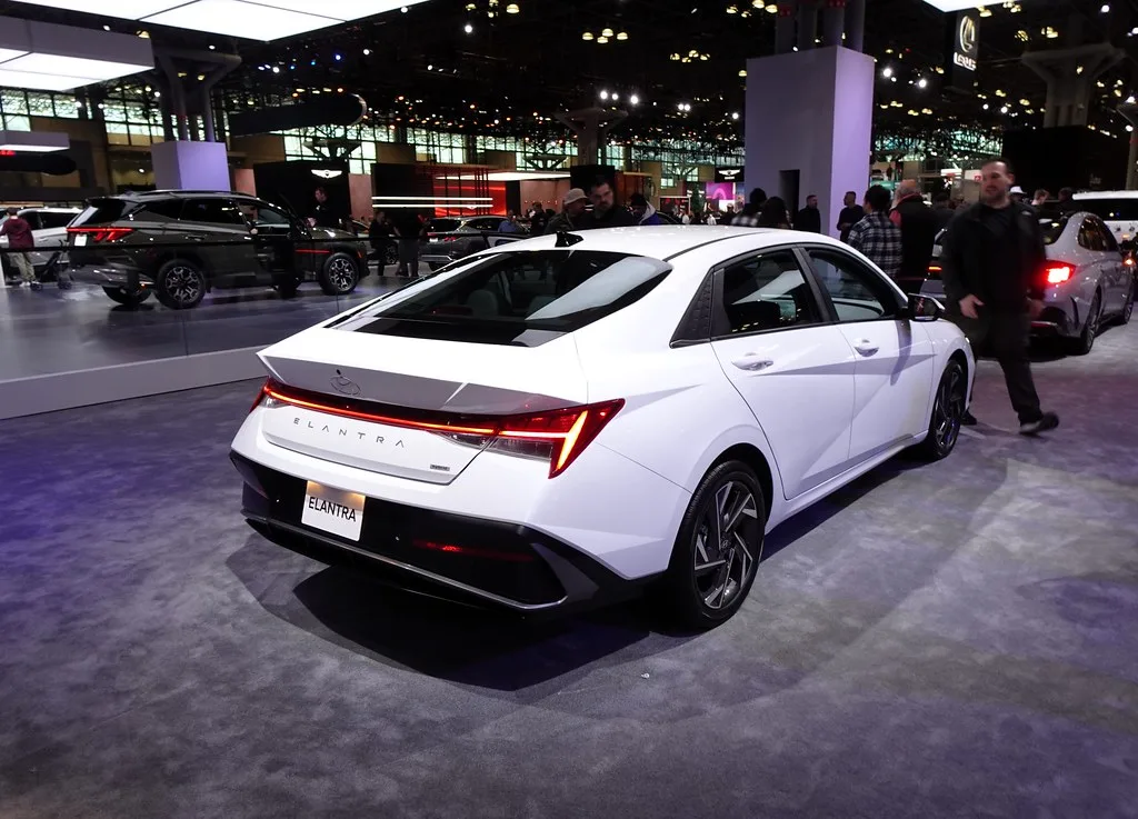 Hyundai ELANTRA HEV, vue extérieure du modèle ou d'une variante proche