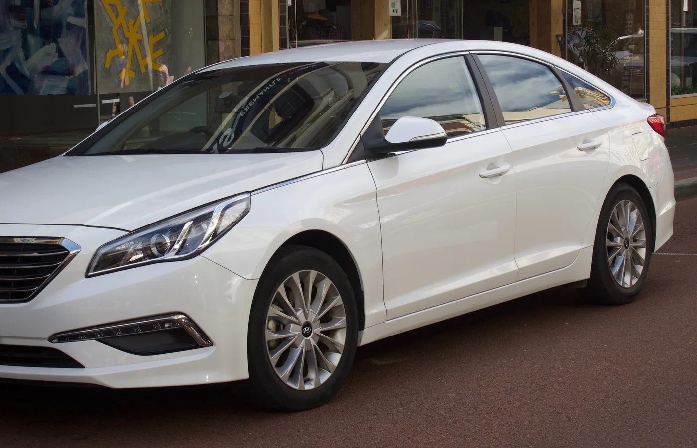 Hyundai SONATA PLUG-IN, vue extérieure du modèle ou d'une variante proche