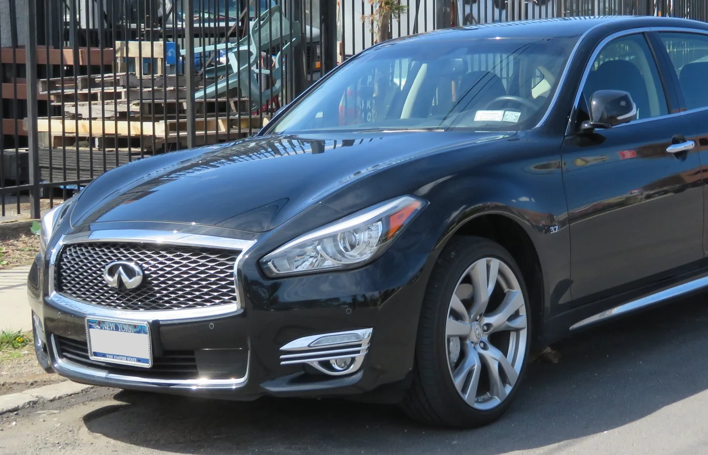 Infiniti Q70L, vue extérieure du modèle