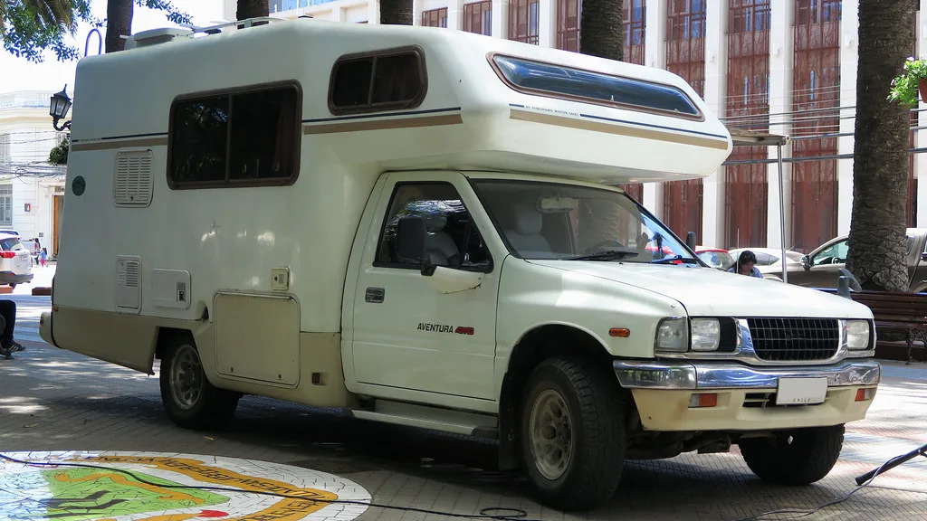 Isuzu OASIS, vue extérieure du modèle ou d'une variante proche