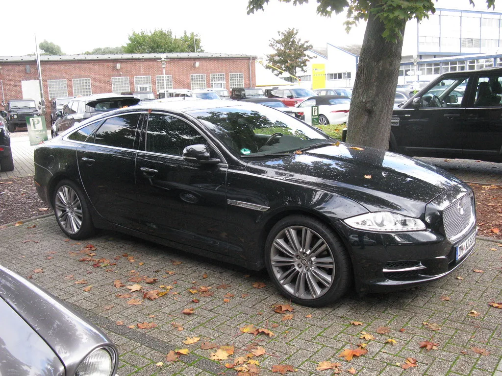 Jaguar XJ8, vue extérieure du modèle ou d'une variante proche