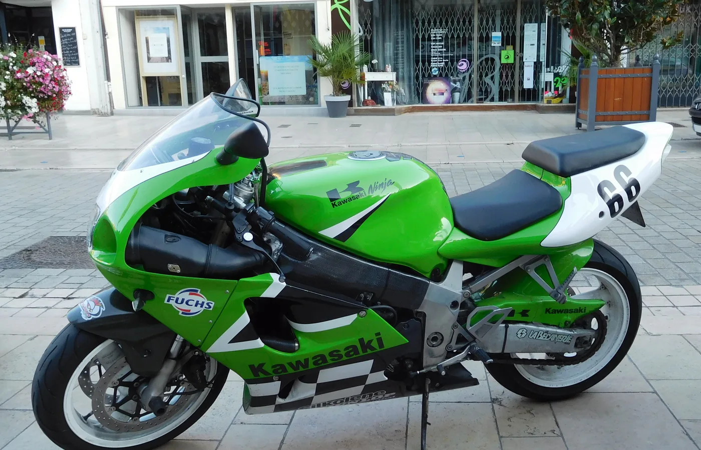 Kawasaki ZX-7RR, vue extérieure du modèle ou d'une variante proche