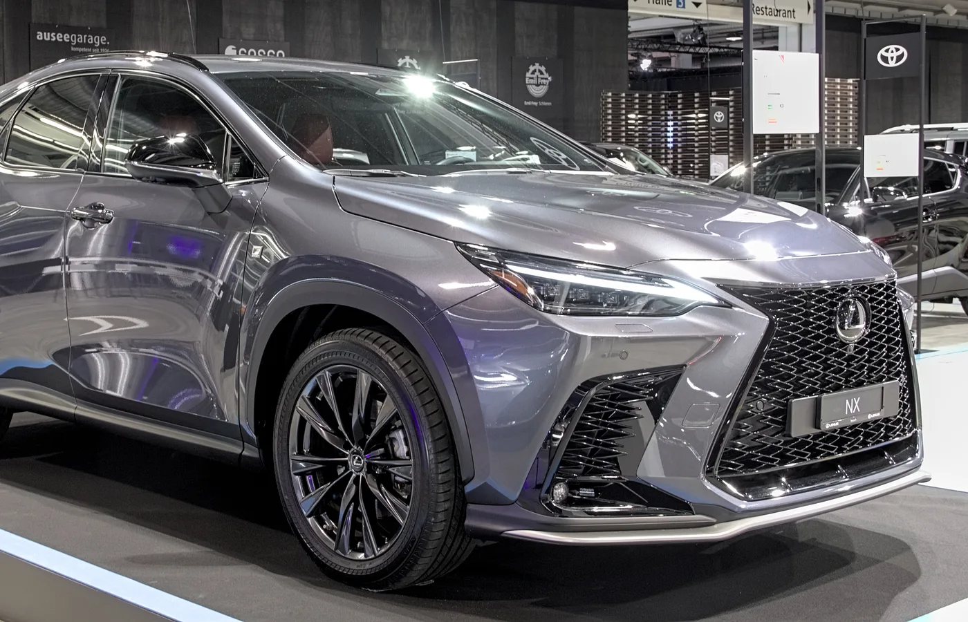 Lexus NX300, vue extérieure du modèle ou d'une variante proche