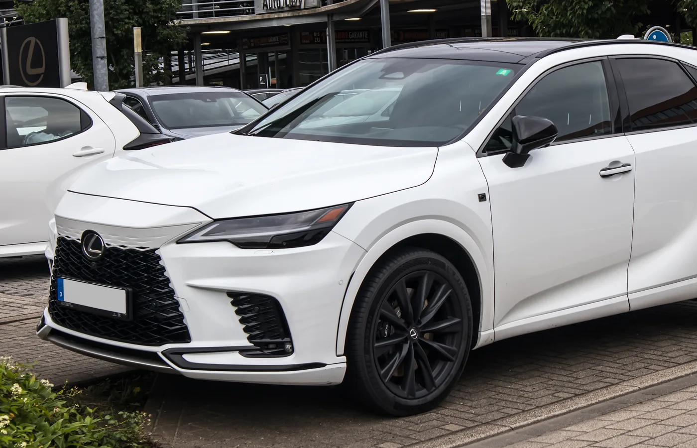 Lexus RZ 550E, vue extérieure du modèle ou d'une variante proche