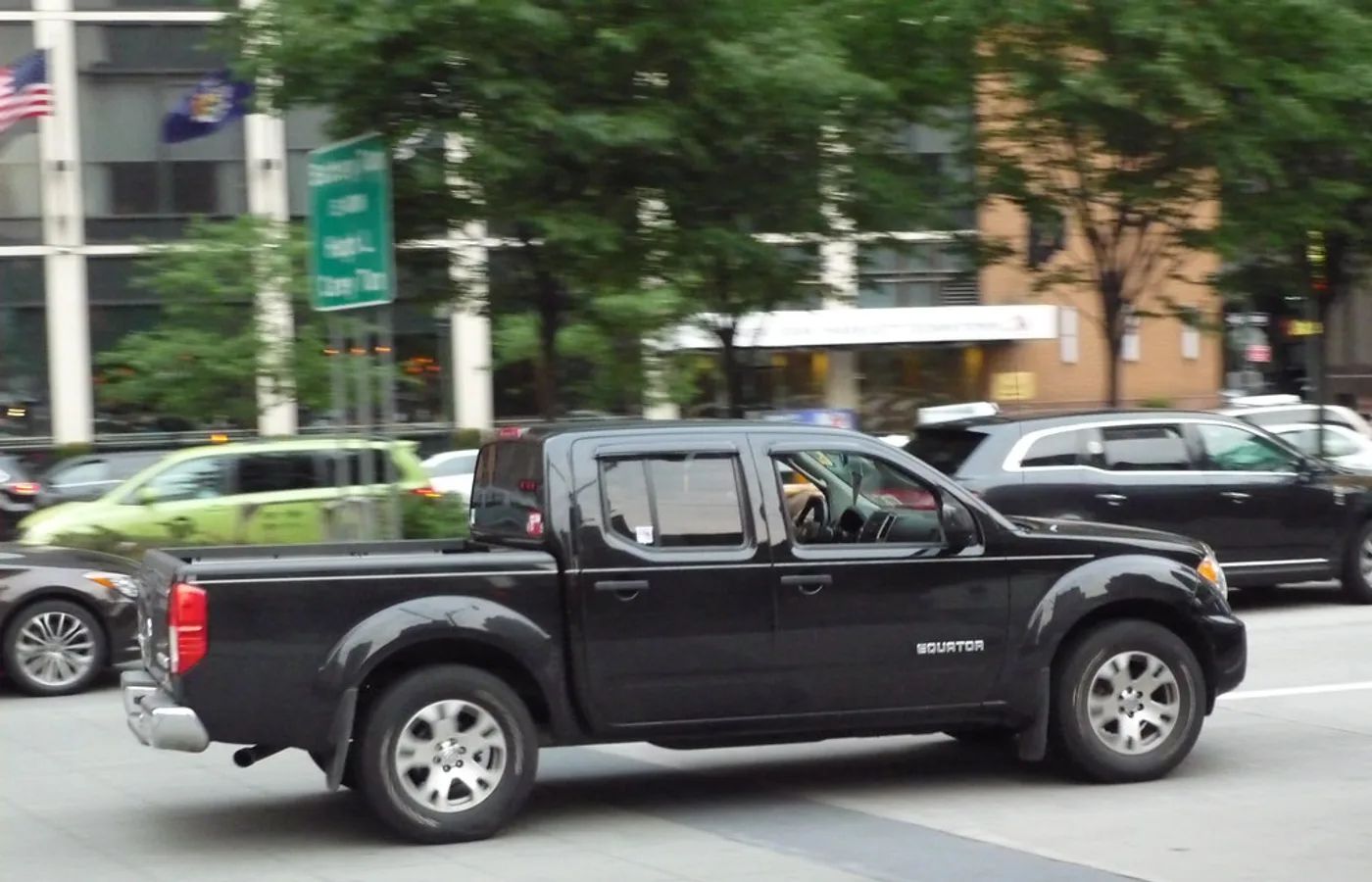 Suzuki EQUATOR KING CAB, vue extérieure du modèle ou d'une variante proche