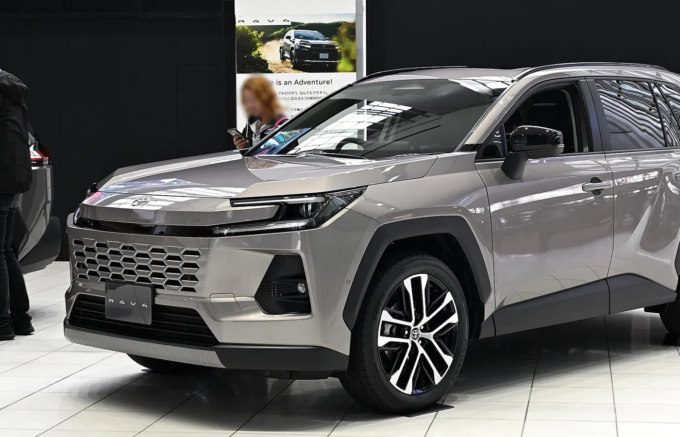 Toyota RAV4 PHEV, vue extérieure du modèle ou d'une variante proche