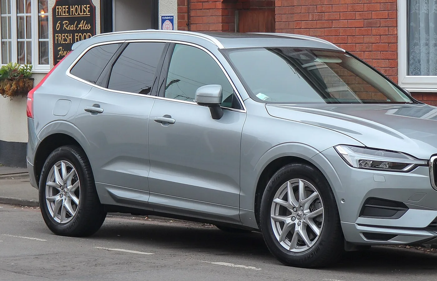 Volvo XC60 B5, vue extérieure du modèle ou d'une variante proche